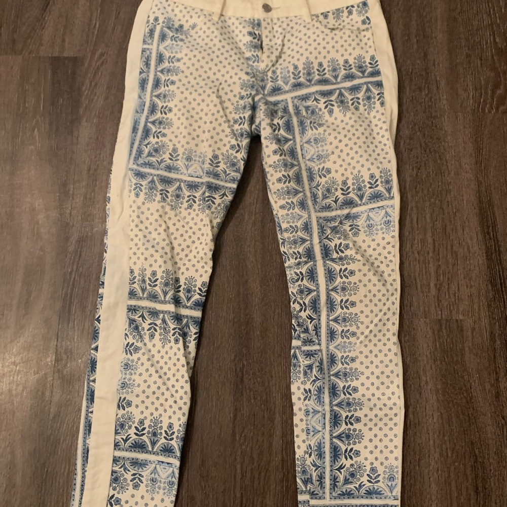 White jeans with print